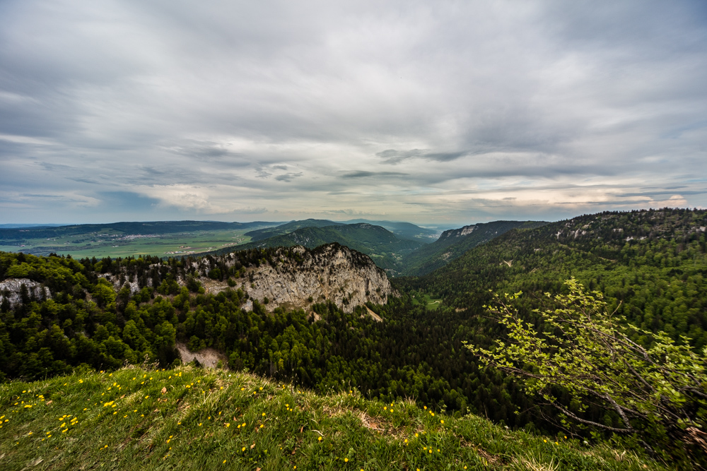 Blick vom Creux du Van - Vom Creux du Van sieht man bis zur St. Petersinsel/Bielersee