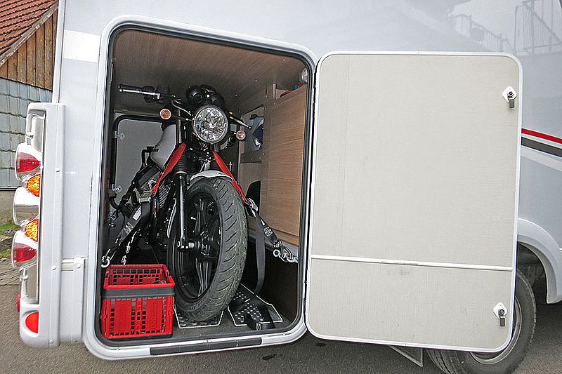 2016-04 wohnmobil guzzi in garage.jpg