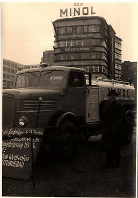 Berlin-1-Mai-1956-2-Fotos-Minolhaus-VEB.jpg