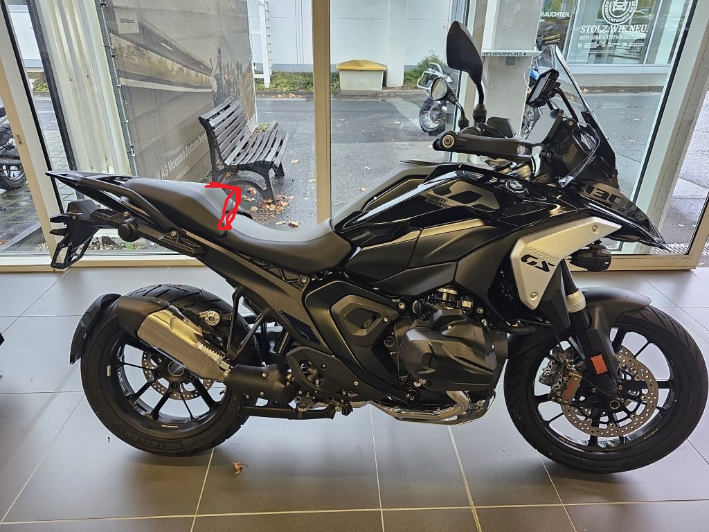 BMW R 1300 GS TripleBlack  Sitz korigiert..jpg