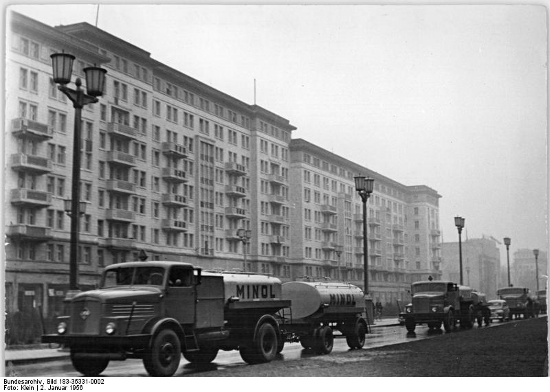 Bundesarchiv_Bild_183-35331-0002,_Berlin,_Karl-Marx-Allee,_Tankwagen.jpg