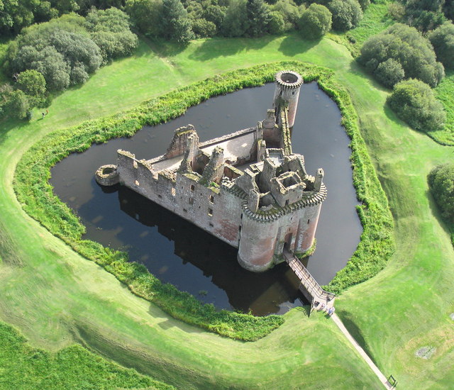 Caerlaverock Castle Scottland.jpeg