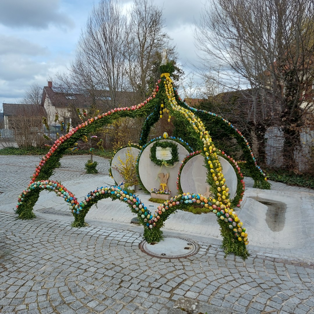 Osterbrunnen_irgendwo_zw_Ebnat_Neresheim.jpg