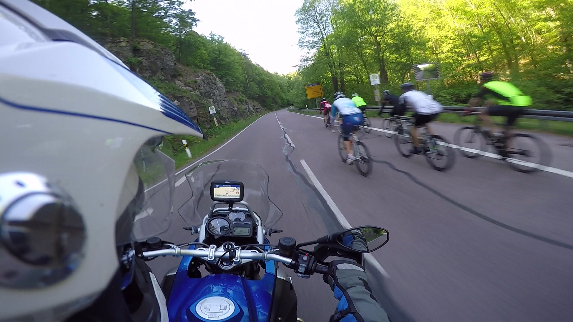 Radfahrer mit Corona-Sicherheitsabstand.jpg