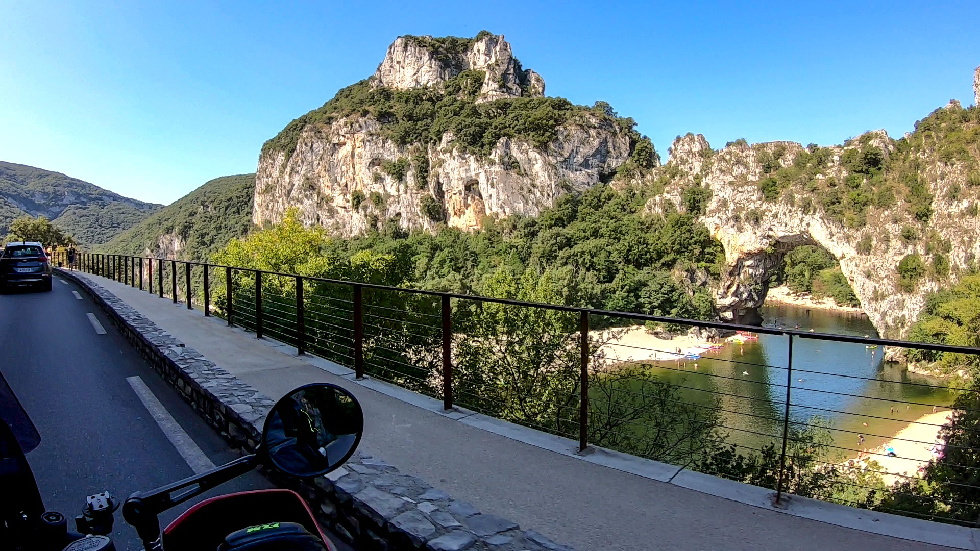 Bild vom Pont d'Arc (rechts) bei der Vorbeifahrt