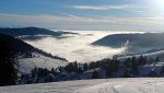 Blick auf das Wiesental im Nebel, im Hintergrund das Rheintal und die Schweizer Alpen.jpg