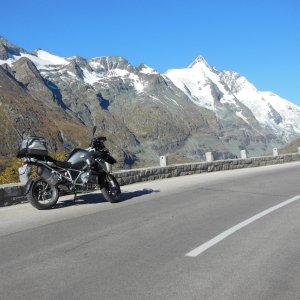 Großglocknergipfel bei wolkenlosem Himmel