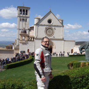 Max vor der KIRCHE st. FRANCESCO in Asissi