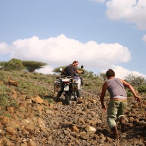 "Son Scheiß!" Eines der übelsten Stücke auf der Turkana -Route von Äthiopien nach Kenia. Bergauf über Faust bis Fußball große Lavabrocken....