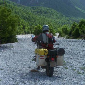 Kilometerlange Strecke im Flubett zum Talende