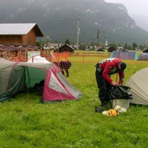 Der Aufbau des Zeltes bei nicht gerade bestem Wetter. Als die Zelte standen hörte es auf zu regnen........