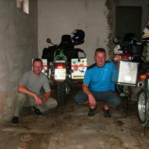 Der Commander (rechts) und ich in einer Garage in unserer Pension in Rauschenberg.