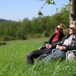 2 Stühle auf einer Wiese laden zur Pause ein