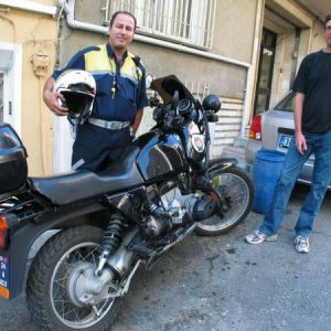 Motorradpolizist in Istanbul mit seiner R 100 GS mit über 200.000 km