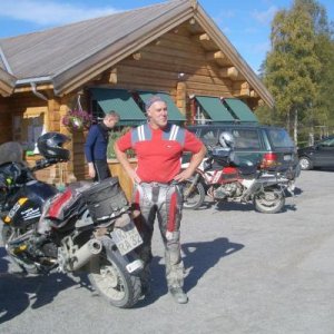 Männersache,
130 km offroad durch den Norwegenwald, Muskelkater in den Oberschenkeln aber keine Schmerzmimik im Gesicht.
Dran denken:
Nur die Harten k