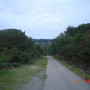 22 Ganz weit hinten, hinter dem See, ist die Schnellstrasse