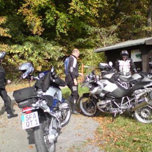 1. Pause
Mann war der Boden schief.
Gar nicht so einfach das Motorrad richtig abzustellen.