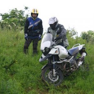 Enduro 2 Lehrgang mit Mottouren,
250 Kilo GSA am Hang wenden.