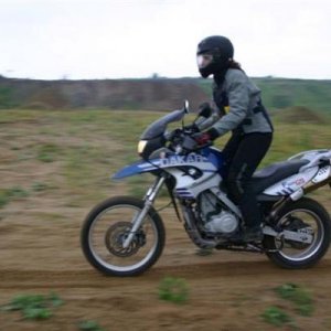 Enduro 2 Lehrgang mit Mottouren,
meine Frau Petra mit ihrer F 650 GS Dakar bei Auffahrten in Kiesgrube