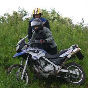 Enduro 2 Lehrgang mit Mottouren,
meine Frau Petra mit ihrer F 650 GS Dakar beim wenden am Hang.