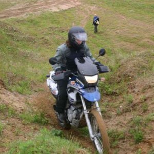 Enduro 2 Lehrgang mit Mottouren,
meine Frau Petra mit ihrer F 650 GS Dakar bei Auffahrten in Kiesgrube