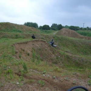 Enduro 2 Lehrgang mit Mottouren,
meine Frau Petra mit ihrer F 650 GS Dakar bei Auffahrten in Kiesgrube