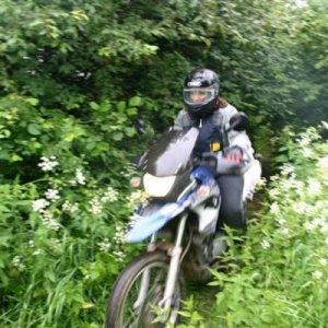 Enduro 2 Lehrgang mit Mottouren,
meine Frau Petra mit ihrer F 650 GS Dakar bei Auffahrten in Kiesgrube