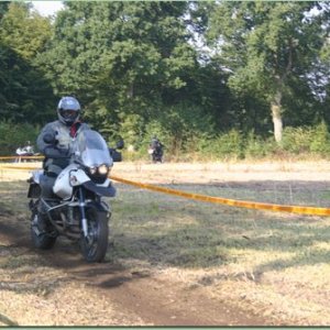 Enduro I Lehrgang mit Mottouren
Abgemähter Acker mit bereits eingefahrener Strecke, 3 Stunden nur Fahr-Technik.