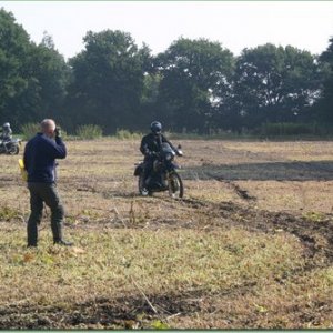 Enduro I Lehrgang mit Mottouren
Abgemähter Acker mit bereits eingefahrener Strecke, 3 Stunden nur Fahr-Technik.