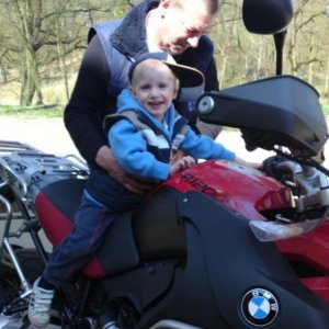 Stolzer Biker + stolzer Opa--> Probesitzen, weil Papa fährt sie nur ein, bis H2O alleine drauf passt