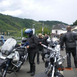 Unterwegs mit dem Biker Stammtisch " HEIß KIST" aus Mainz Kostheim. Ein wilder verrückter Haufen aber alle super ok.
Stammtisch jeden Dienstag abend a