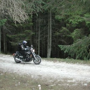 Schon als "Junge" versuchte ich mich mit schwerem Gerät auf losem Untergrund - hier mit der Vmax irgendwo in den Dolomiten