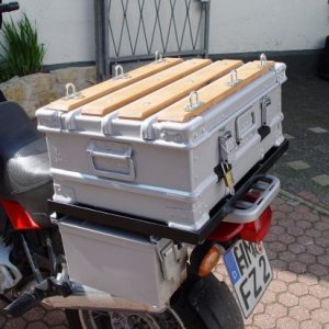 Die Topbox läßt sich leicht abnehmen und wie ein Koffer mit in die Pension nehmen, während die seitlichen Koffer zum Verbleib am Moped gedacht sind.