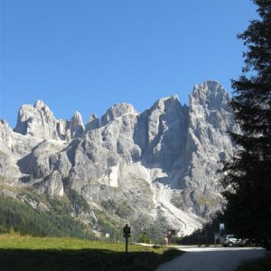 Zufahrt zum Passo della Costazza übers Tal Malga Venegiotta! Vorsicht nicht erwischen lassen und hoffen dass die Schranke offen ist.