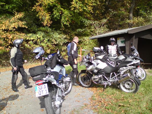 1. Pause
Mann war der Boden schief.
Gar nicht so einfach das Motorrad richtig abzustellen.