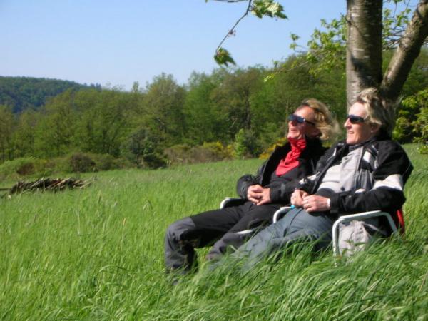 2 Stühle auf einer Wiese laden zur Pause ein