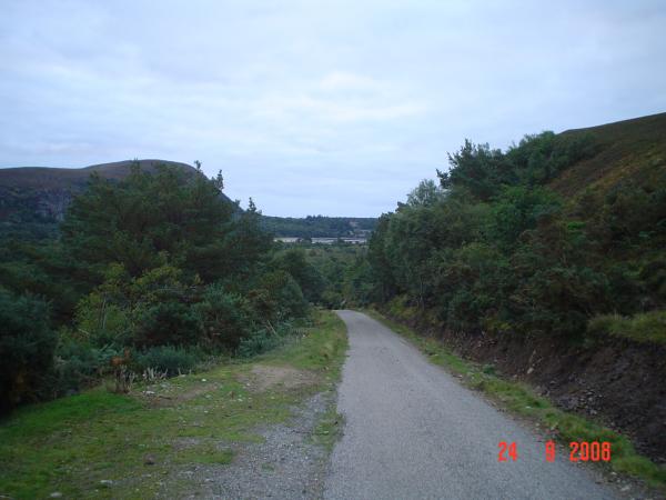 22 Ganz weit hinten, hinter dem See, ist die Schnellstrasse