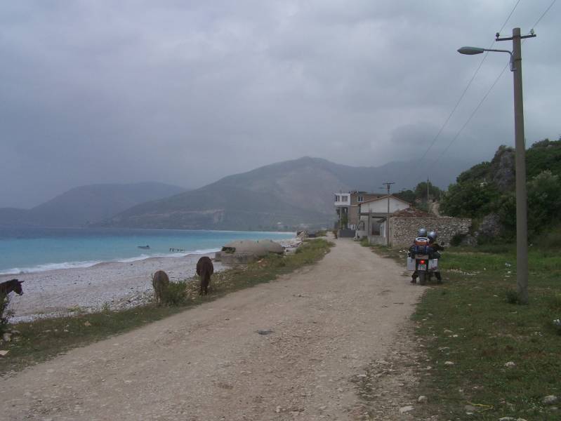 am Strand entlang nach Borshi