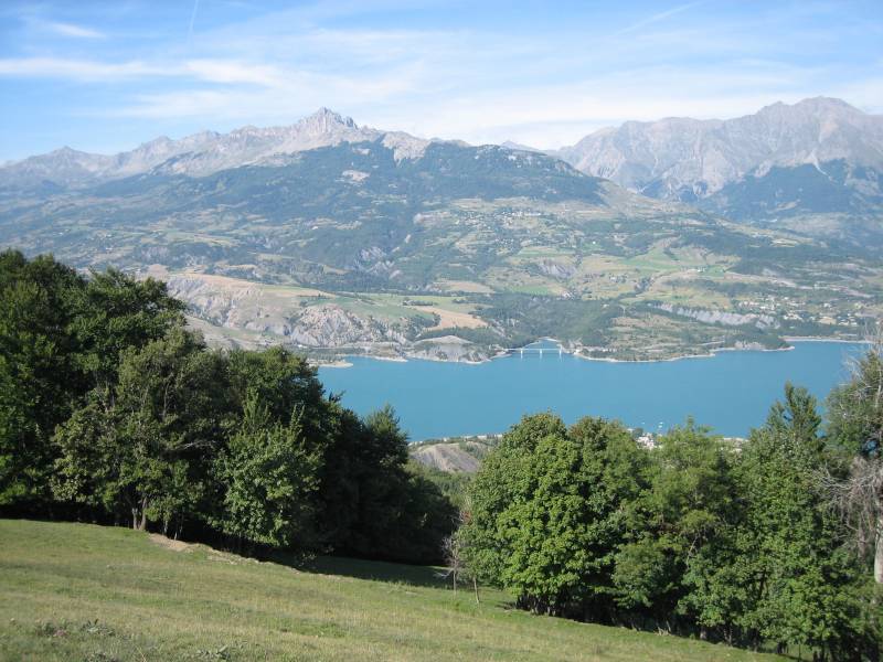 Blick hinter dem Col de Parpaillon auf den Lac de Serre Poncon