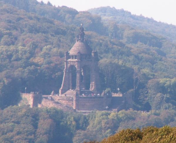 Blick vom Fernsehturm an der Porta Westfalica auf das Kaiser Wilhelm Denkmal

19. September 2009