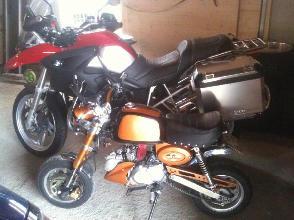 BMW R 1200 GS & Honda Monkey 175 ccm