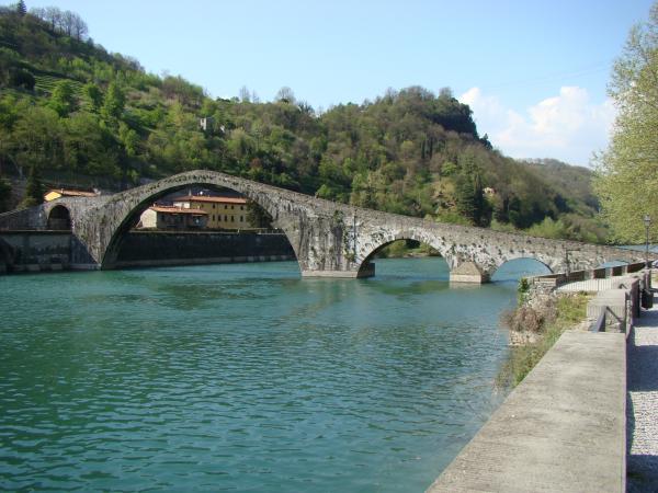 Borgo a Mozzano (Lucca ).
Il Ponte della Maddalena (o del diavolo).
The Magdalen's Bridge (or " Devil's Bridge")
DSC07435