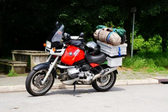 Das Fahren gestaltet sich exakt so, als hätte man eine Sozia dabei. Der Agilität auf engen Alpenpässen tut das keinen Abbruch. Es fährt sich prima so!