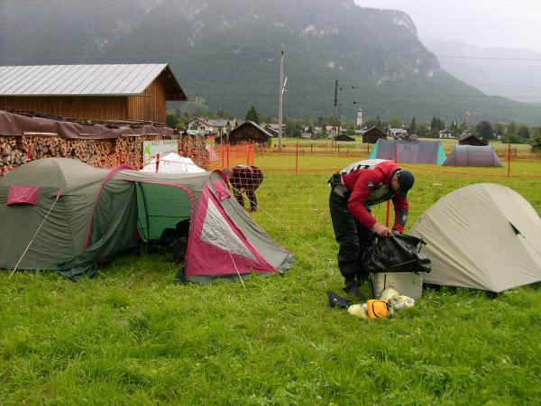 Der Aufbau des Zeltes bei nicht gerade bestem Wetter. Als die Zelte standen hörte es auf zu regnen........