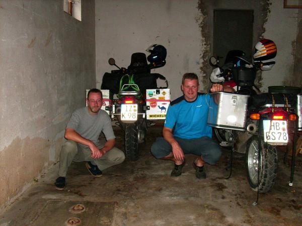 Der Commander (rechts) und ich in einer Garage in unserer Pension in Rauschenberg.