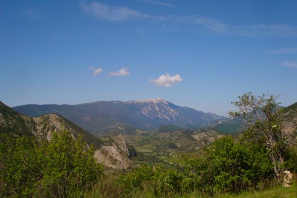 Der Monte Ventoux im Hintergrund