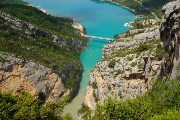 Die Einmündung der Schlucht Verdon in den Lac de Ste-Croix