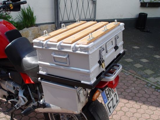 Die Topbox läßt sich leicht abnehmen und wie ein Koffer mit in die Pension nehmen, während die seitlichen Koffer zum Verbleib am Moped gedacht sind.