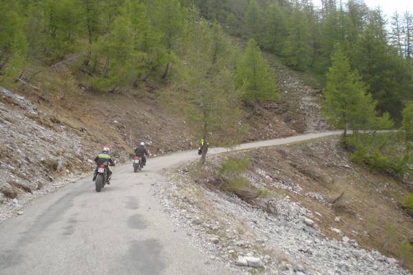 Die Westrampe des Col de Champs ist nicht die Beste.