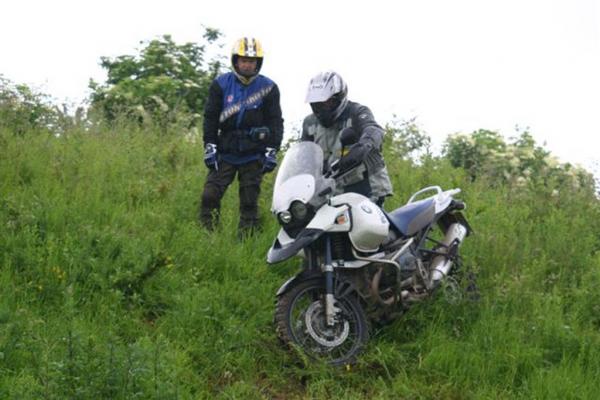 Enduro 2 Lehrgang mit Mottouren,
250 Kilo GSA am Hang wenden.